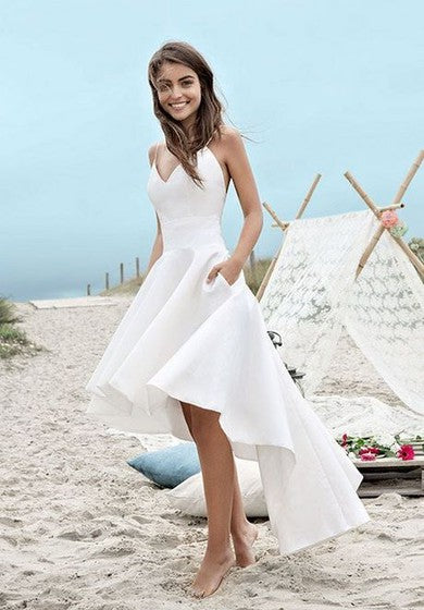 Vestido de novia simple en la playa de alto nivel bajo con correas de espagueti y ruchas