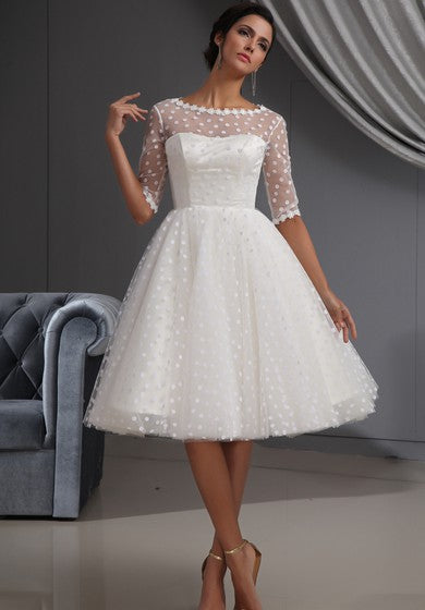 Vestido corto hasta la rodilla de ilusión de medio mangas con encaje y punto
