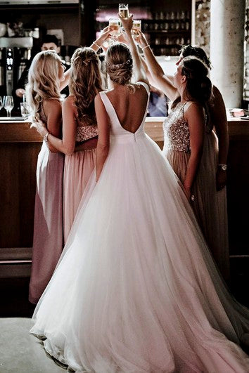 Robe de mariée éthérée sans manches à dos en V profond avec nœud et tulle