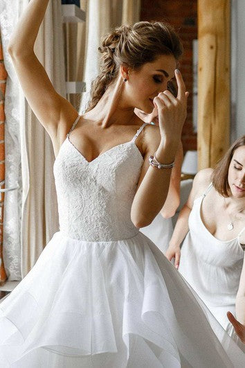 Vestido de novia con capas de espagueti con encaje