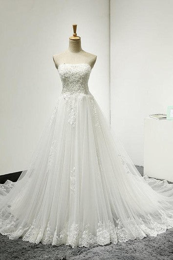 Vestido de encaje y tul sin tirantes con cordones