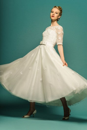 Robe de mariée trapèze en tulle avec appliques et col rond, longueur thé, manches mi-longues