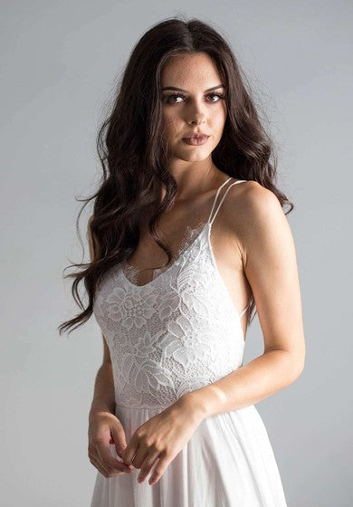 Elegante vestido de novia de encaje de gasa sin mangas en el piso