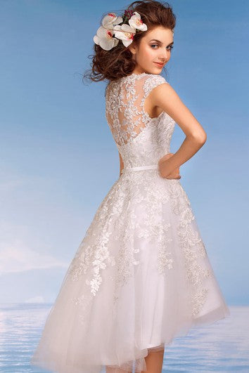 Robe trapèze mi-longue en dentelle illusion à col en V et manches courtes avec appliques et plis