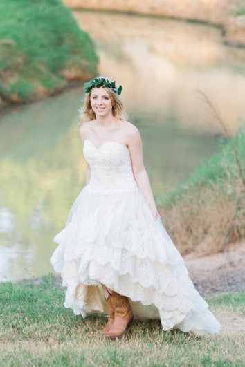 Boda en el campo con encaje alto dobladillo el vestido de guinvere
