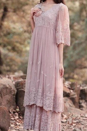 Vestido de encaje con niveles y flores y bordados