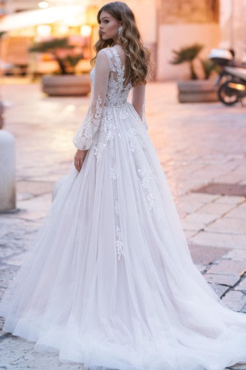 Elegante una línea Vestido de boda de tren de encaje en V-cut con apliques con apliques