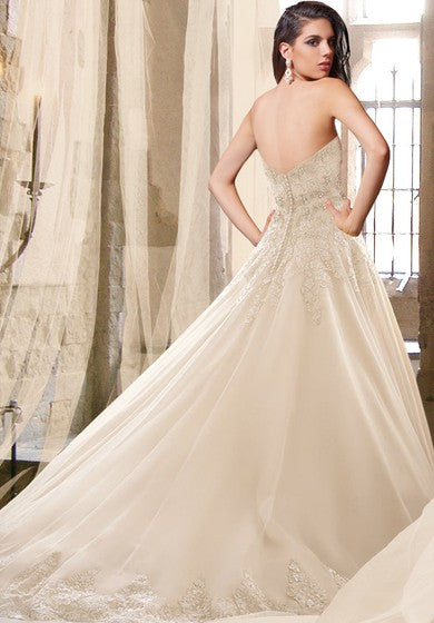 Vestido de novia con cuentas de cuello de reina Ana con tren de capilla