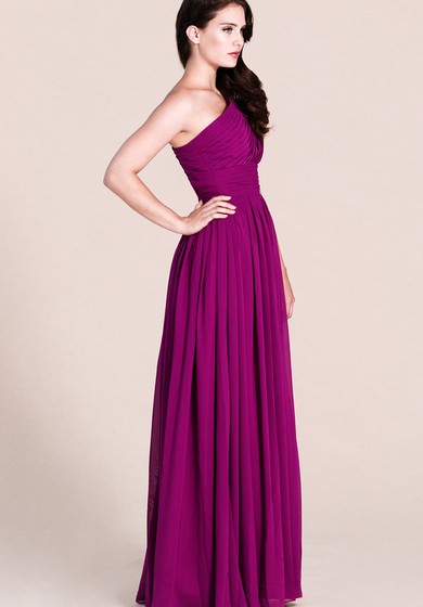 Vestido largo de un solo hombro con pliegues