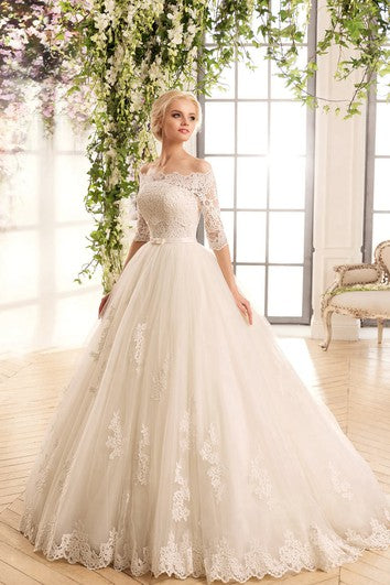Robe trapèze longue au sol, épaules dénudées, manches mi-longues, en tulle et dentelle illusion avec appliques