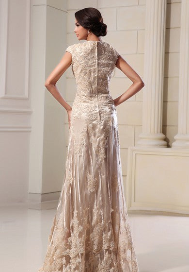 Robe longue romantique à col montant et appliques en dentelle