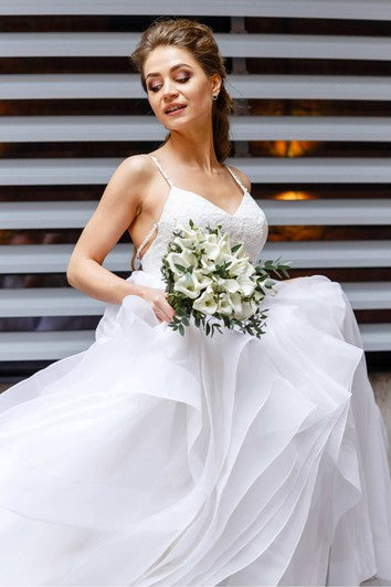 Vestido de novia con capas de espagueti con encaje