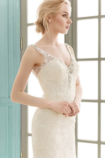 Bodenlanges, figurbetontes Spitzenkleid mit V-Ausschnitt, Trägern und Applikationen