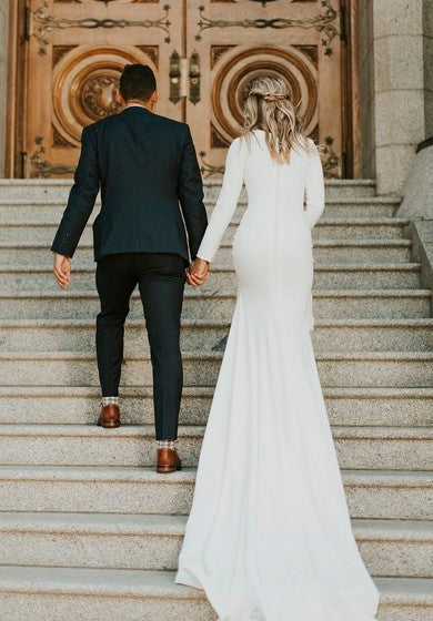Robe de mariée fourreau moderne en satin à manches longues et à traîne dégagée