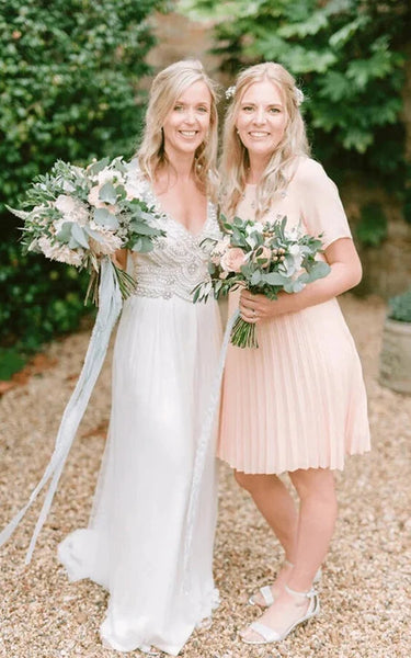 Vestido de novia casual con cubierta de cuello en V.