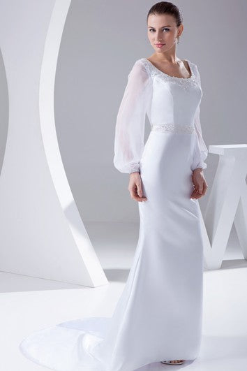 Vestido de satén de sirena con cuentas cuadradas con diseño de manga larga y tren de la corte