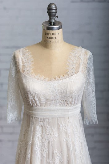 Vestido de manga de media ilusión de cuello cuadrado de encaje largo con arco