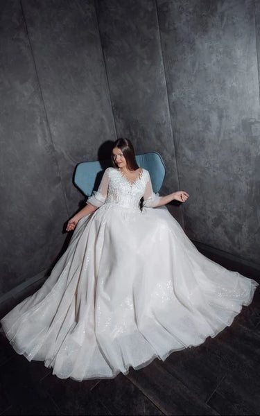 Robe de mariée trapèze à manches mi-longues et col en V avec appliques en dentelle