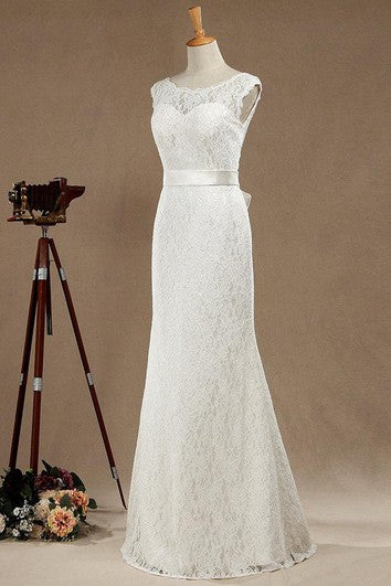 Robe sirène en dentelle à manches courtes et col rond avec ceinture en satin
