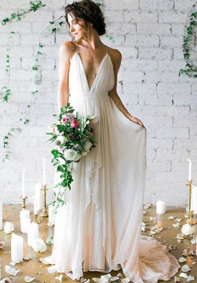 Robe de mariée simple et sexy en mousseline de soie avec décolleté en V et bretelles spaghetti