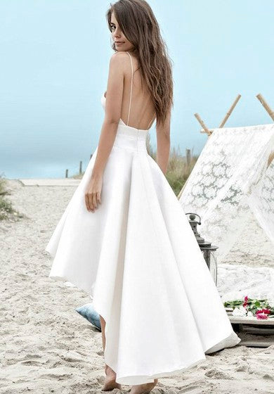 Vestido de novia simple en la playa de alto nivel bajo con correas de espagueti y ruchas
