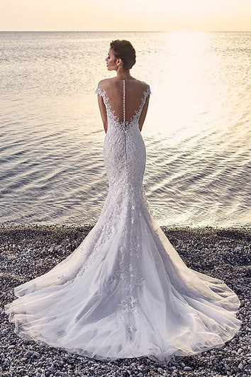 Robe de mariée trompette longue au sol, col en V, manches cape, dentelle et tulle avec appliques