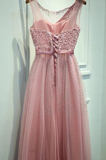 Vestido de encaje y organza con bordados