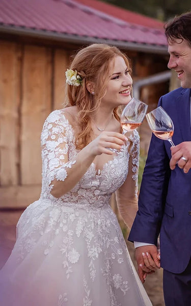 Robe de mariée empire à manches longues et col en V avec appliques en dentelle et traîne