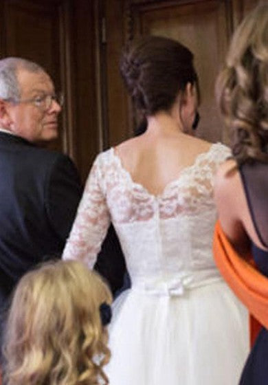 Knielanges, halblanges Ärmelkleid aus Tüllspitze mit Schlüsselloch