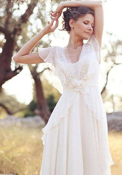 Robe de mariée en mousseline de soie plissée à manches transparentes et col en V profond et dos nu avec perles et fleurs