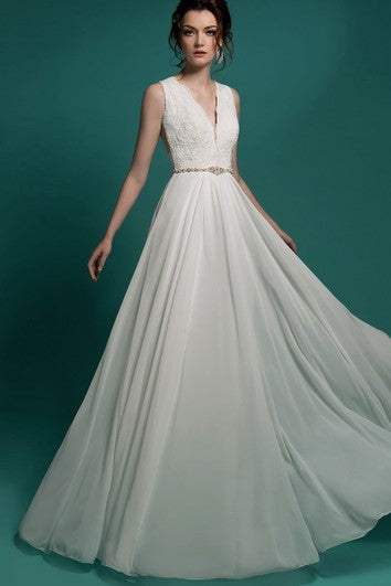Robe trapèze longue en mousseline de soie illusion sans manches à col en V avec perles et appliques en dentelle