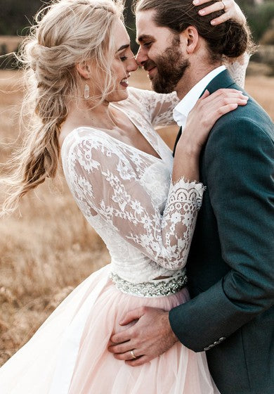 Robe de mariée élégante en dentelle et tulle avec traîne et manches 3/4 et ruban