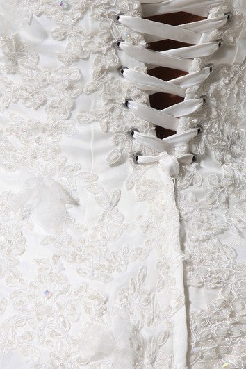 Kleid mit herzförmigem Ausschnitt, Schlitz vorn, Rüschen und Spaghettiträgern