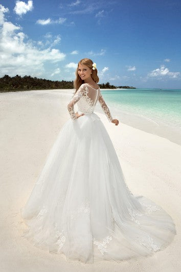 Robe de bal longue au sol, col bateau, manches t-shirt, tulle illusion avec perles et appliques