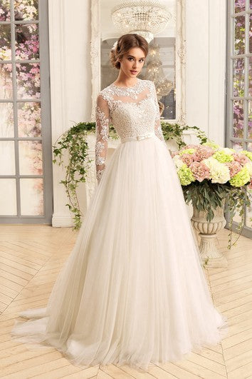 Robe trapèze longue au sol avec manches illusion et lacets en tulle avec applications et plis