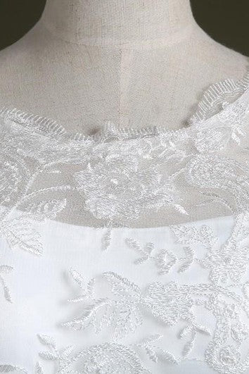 Robe trapèze en dentelle avec fermeture éclair au dos et appliques longueur au sol