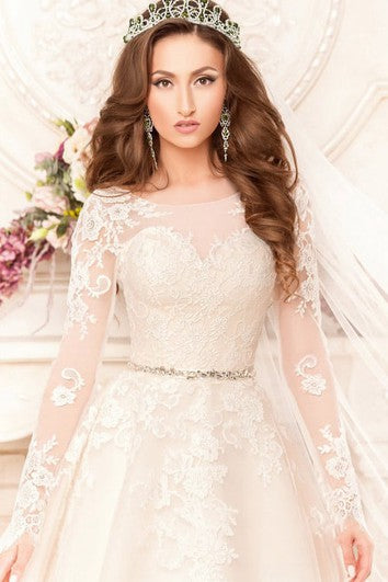 Robe trapèze longue au sol, manches longues, décolleté en V dans le dos, en dentelle, avec appliques et bijoux à la taille
