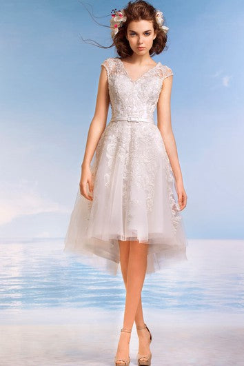 Robe trapèze mi-longue en dentelle illusion à col en V et manches courtes avec appliques et plis