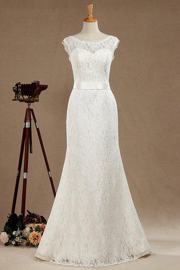 Robe sirène en dentelle à manches courtes et col rond avec ceinture en satin