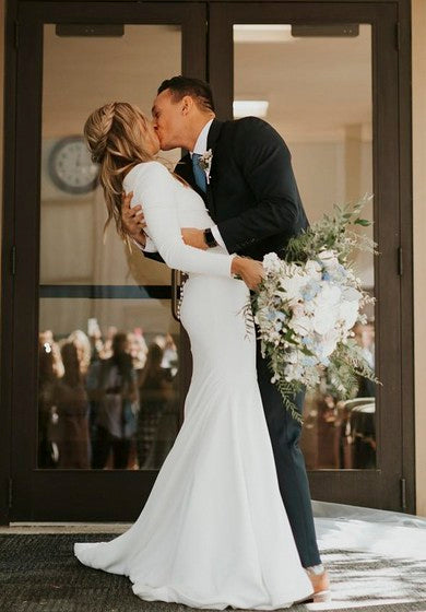 Robe de mariée fourreau moderne en satin à manches longues et à traîne dégagée