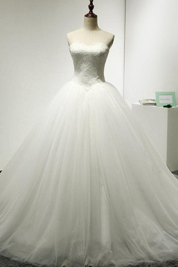 Vestido de pelota de tulle de amor con corpiño de encaje y con cordones hacia atrás