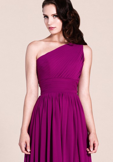 Vestido largo de un solo hombro con pliegues