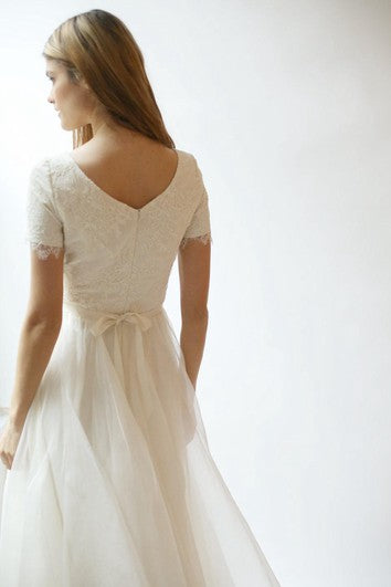 Vestido de encaje y tul de la línea en V de manga corta con pliegues