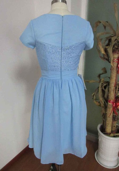 Vestido de longitud hasta la rodilla de manga corta con adornos de encaje
