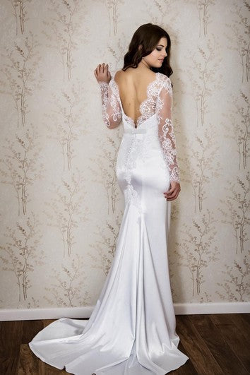 Vestido de sirena de encaje y satén con mangas largas y espalda profunda