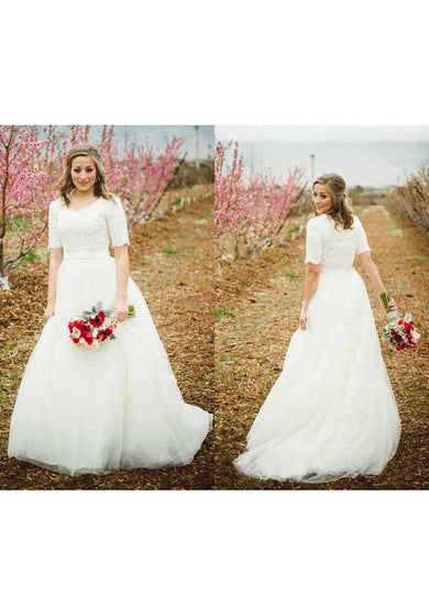 Robe de mariée princesse modeste à col rond et manches courtes avec haut en dentelle et ceinture
