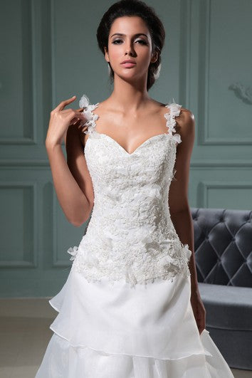 Kleid mit herzförmigem Ausschnitt, Schlitz vorn, Rüschen und Spaghettiträgern