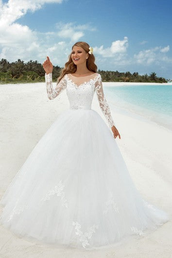 Robe de bal longue au sol, col bateau, manches t-shirt, tulle illusion avec perles et appliques