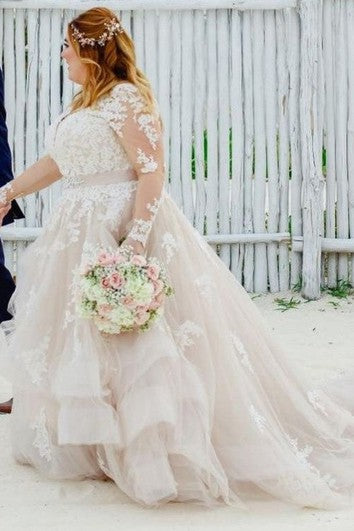 Romantisches A-Linien-Brautkleid mit bodenlanger Schleppe und langen Ärmeln und Applikationen