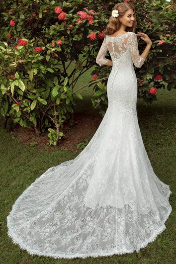 Robe longue en dentelle à décolleté plongeant et manches t-shirt avec dos corset et applications